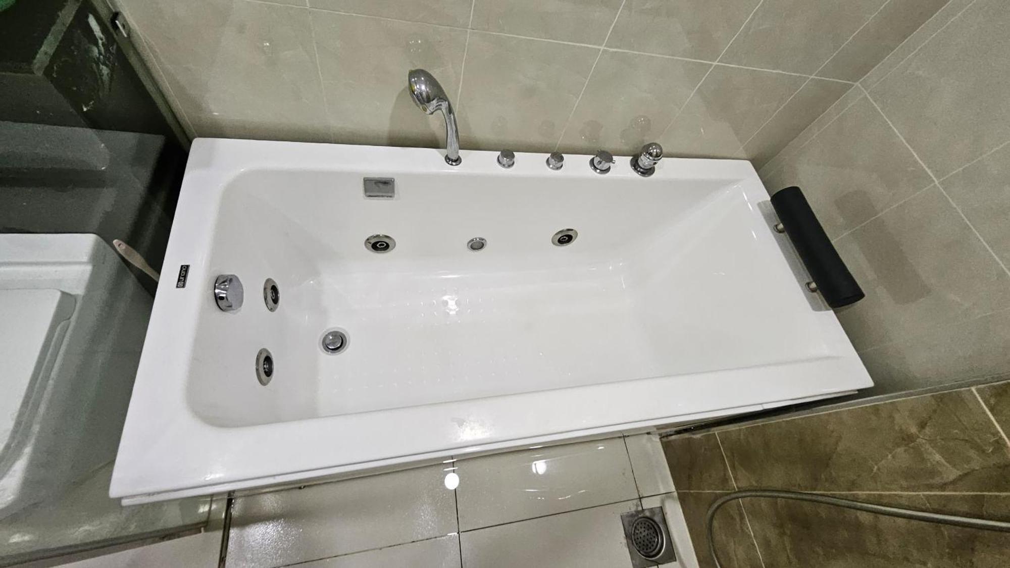 Paragon Suites Studios With Private Jacuzzi Near Ciq Rts Johor Bahru Exterior photo