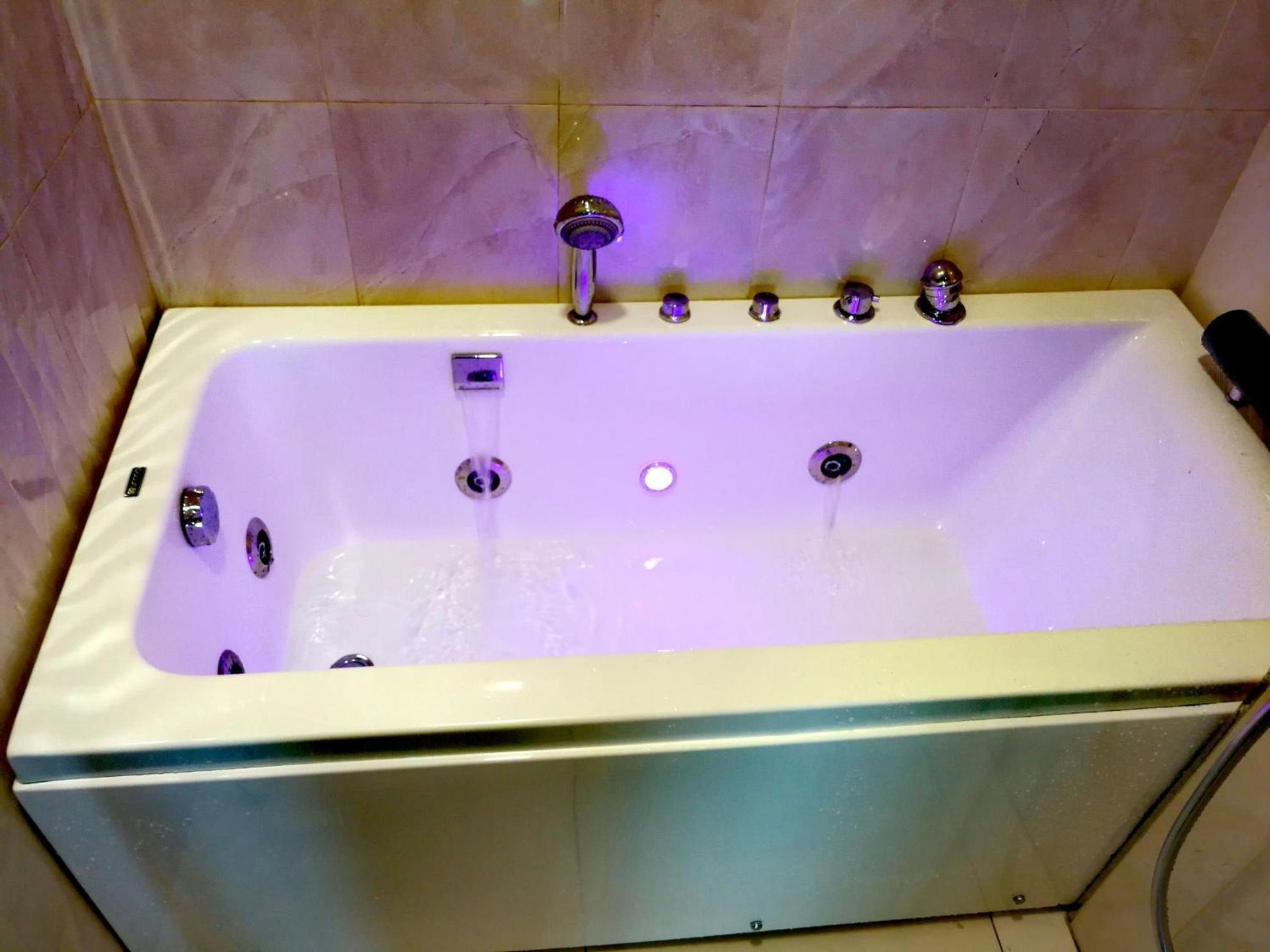 Paragon Suites Studios With Private Jacuzzi Near Ciq Rts Johor Bahru Exterior photo
