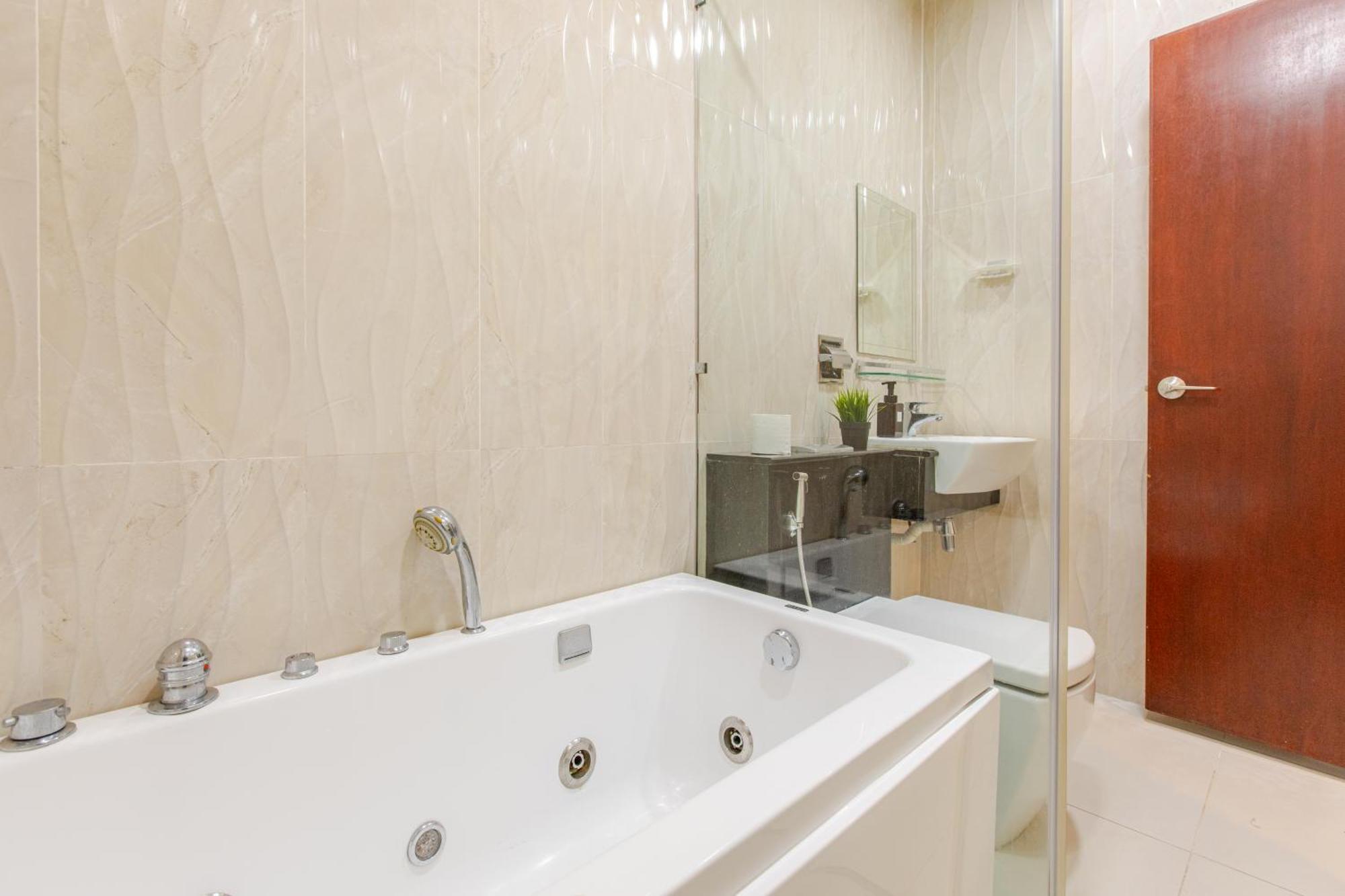 Paragon Suites Studios With Private Jacuzzi Near Ciq Rts Johor Bahru Exterior photo