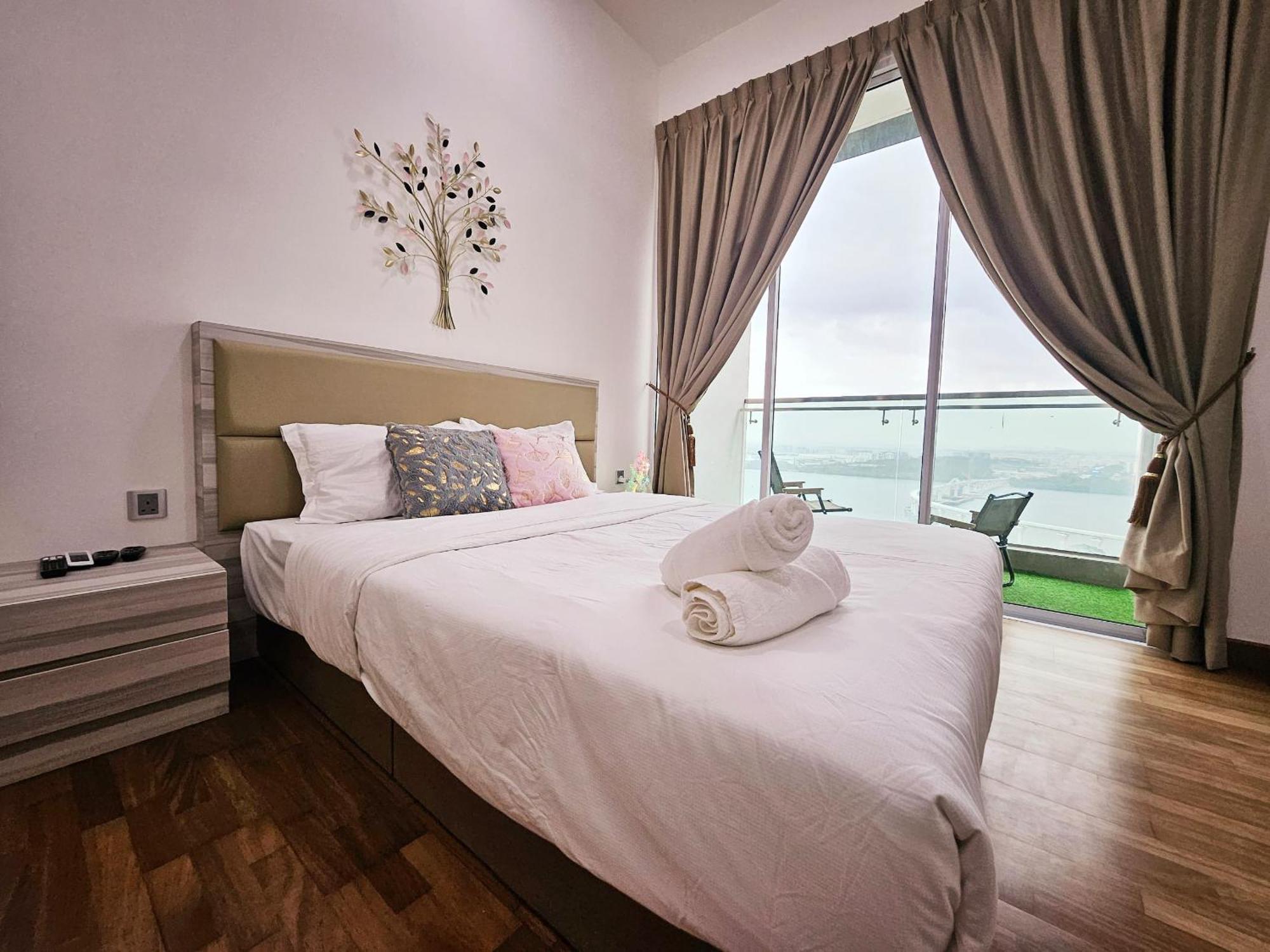 Paragon Suites Studios With Private Jacuzzi Near Ciq Rts Johor Bahru Exterior photo