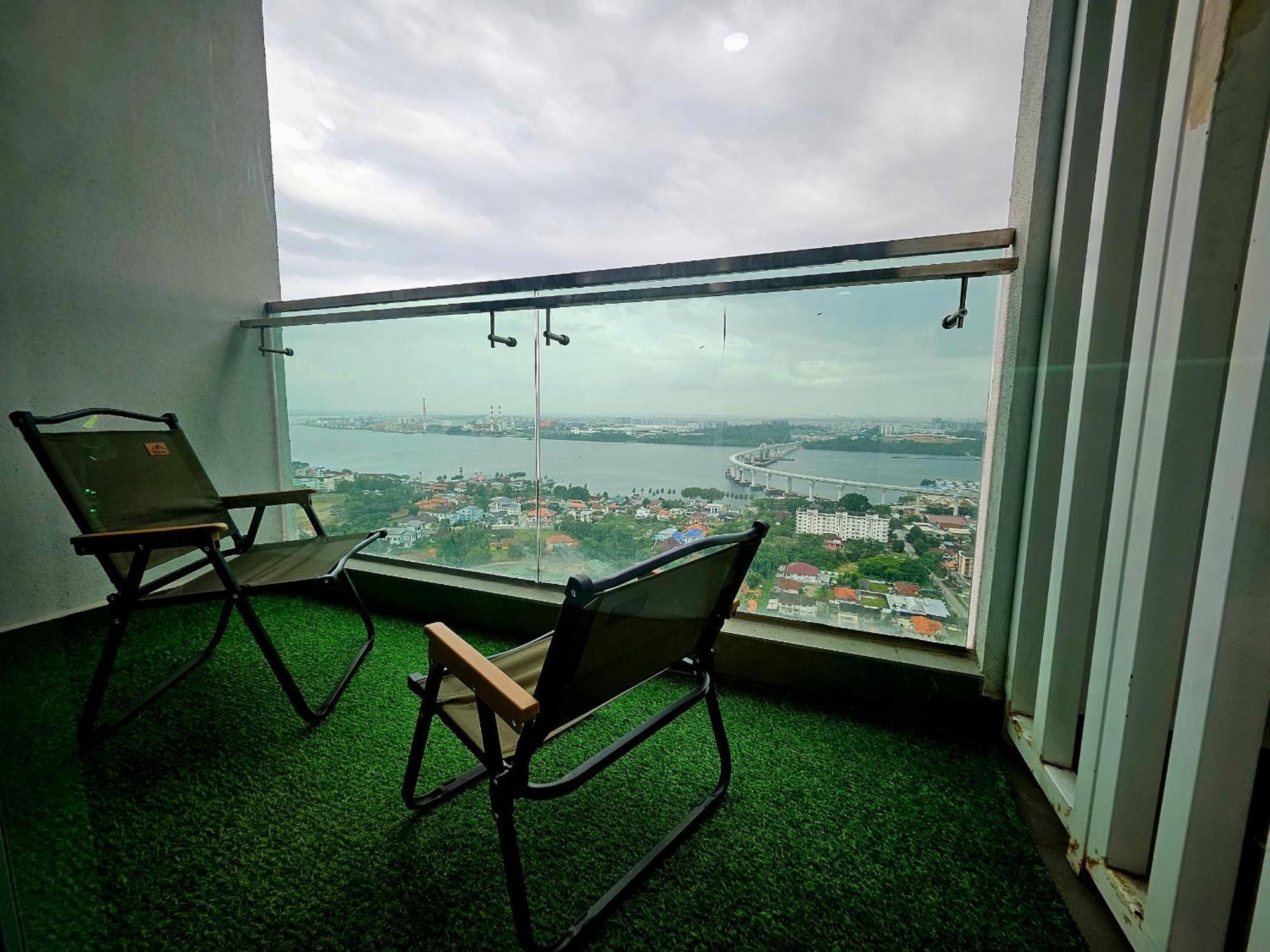 Paragon Suites Studios With Private Jacuzzi Near Ciq Rts Johor Bahru Exterior photo