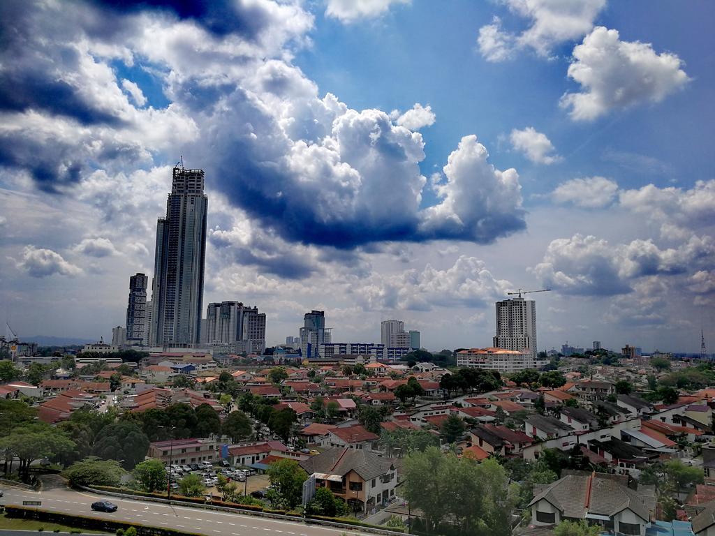 Paragon Suites Studios With Private Jacuzzi Near Ciq Rts Johor Bahru Exterior photo